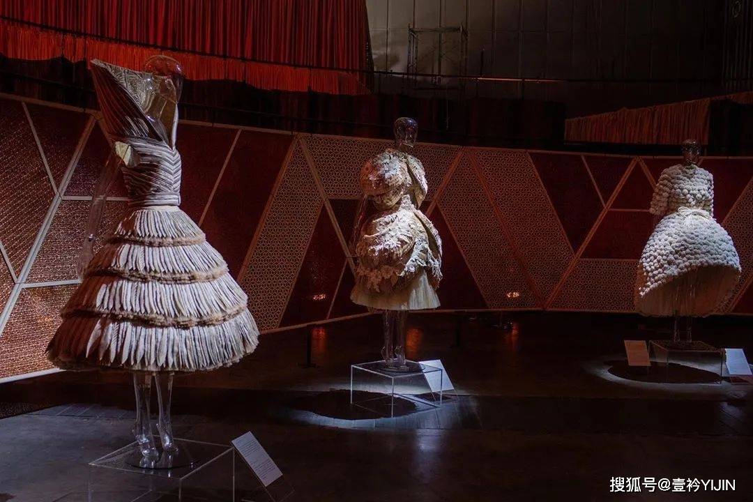 越南|被巴黎世家抄袭？把衣服种上鲜花、冻进冰块里？越南时装的高光时刻