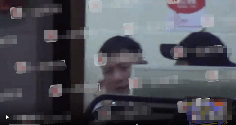新恋情?文章带美女吃宵夜诉苦 女方贴心为其擦泪 新恋情?文章带美女吃宵夜诉苦 女方贴心为其擦泪