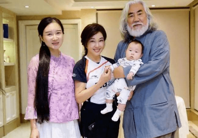 杜星霖|张纪中小31岁娇妻晒照,吃食讲究生活滋润,产后皮肤细嫩状态好