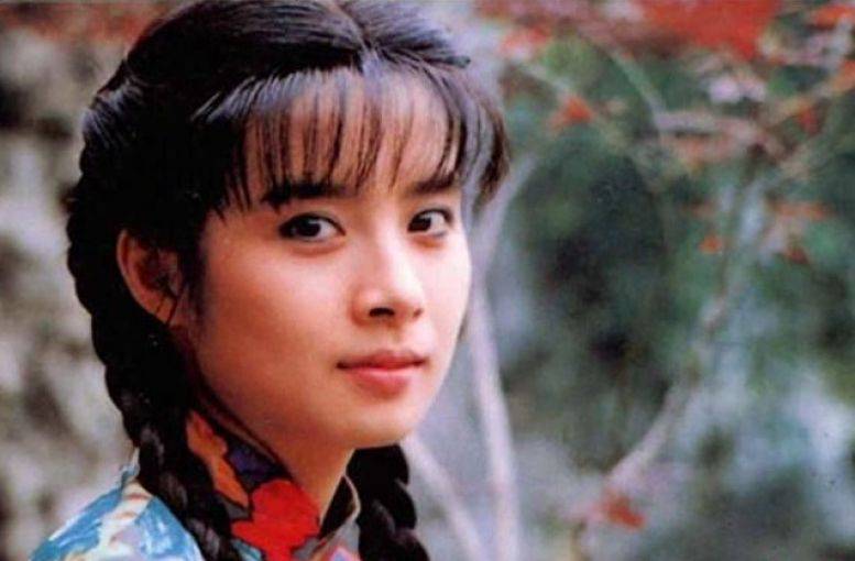 这部剧不算是岳翎的颜值巅峰,岳翎曾经饰演过《鬼丈夫》,《新月格格》