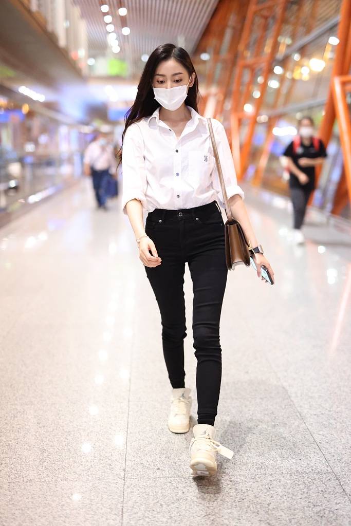 张天爱黑白look简单又高级 提醒粉丝小心超有爱