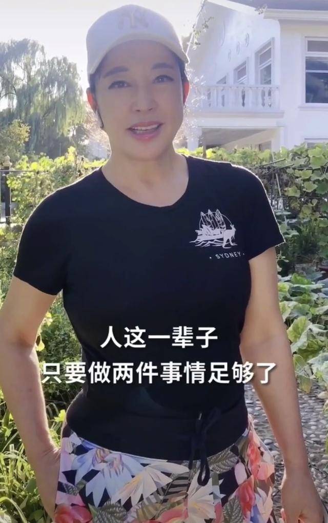 64岁刘晓庆晒视频,却被指用耳机遮盖术后痕迹?遭劝:该服老了