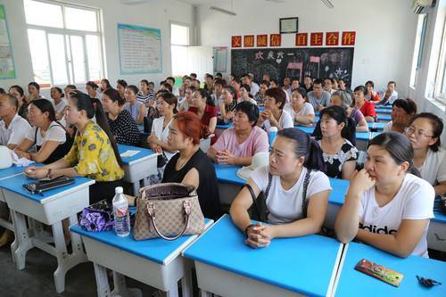 开家长会怎么穿搭学生_学生开家长会图片(2)