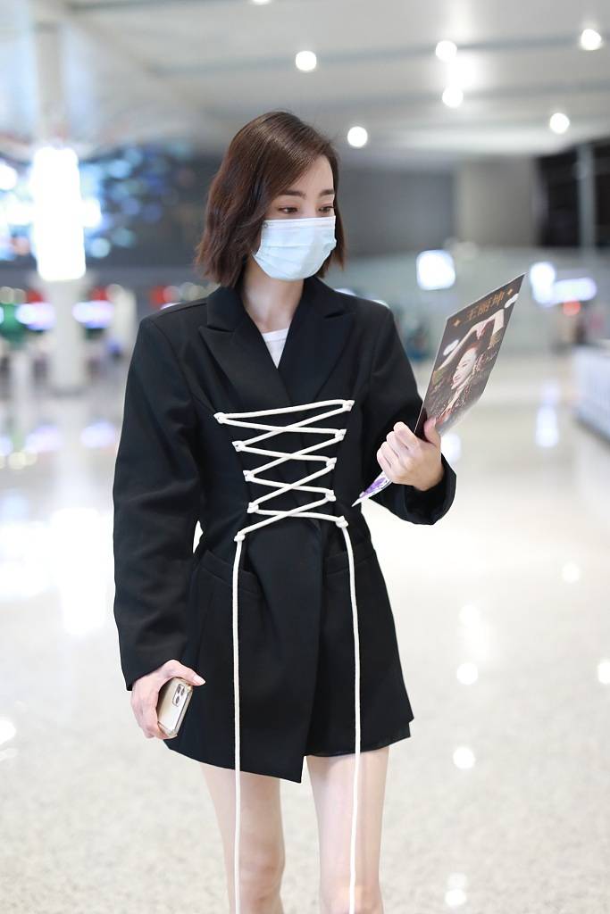 王丽坤穿绑带西服裙秀美腿 搭漆皮短靴摩登前卫