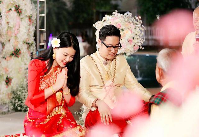 李湘再公开表白王岳伦，甜蜜分享国外结婚照，