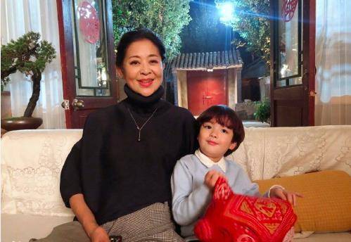 演讲|61岁倪萍状态绝了！参加演讲大谈好奇心是什么，气质不输年轻人