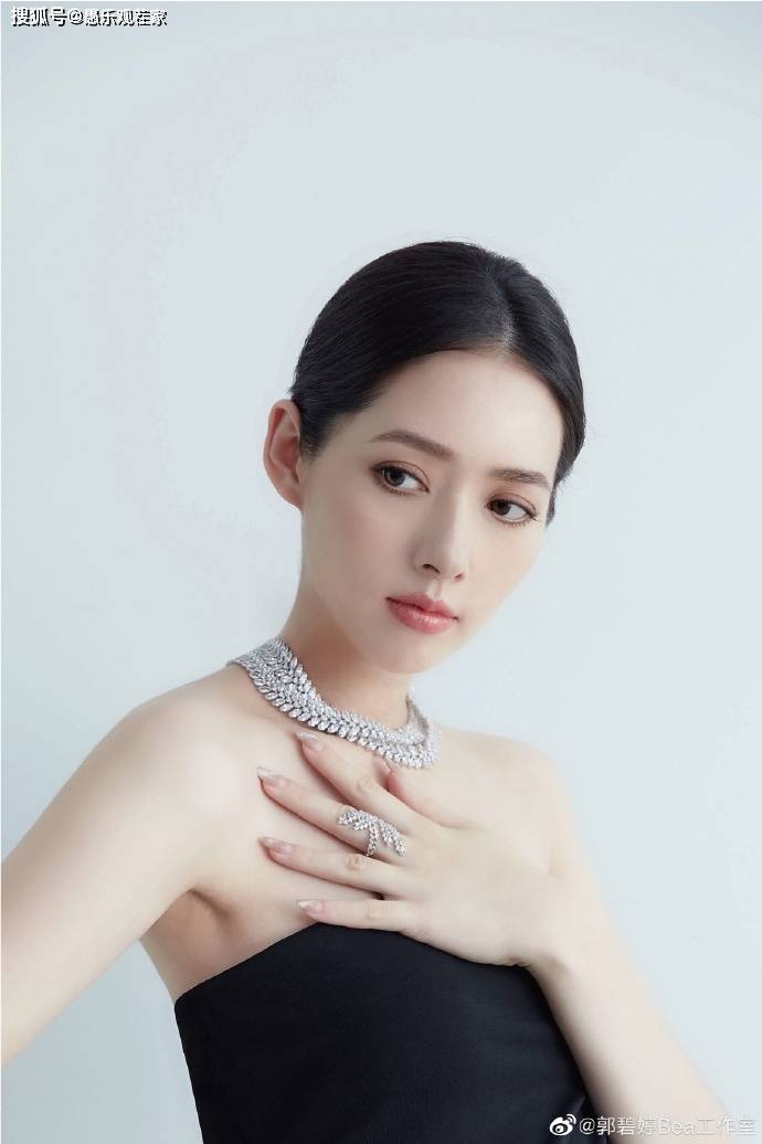 写真照|郭碧婷疑已成功“卸货”，工作室晒其写真照，身材纤细小腹平坦