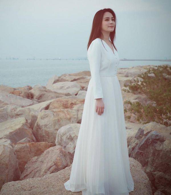 伤口|阿娇出院后立拍戏，用手比V遮伤口，离婚后越来越少女