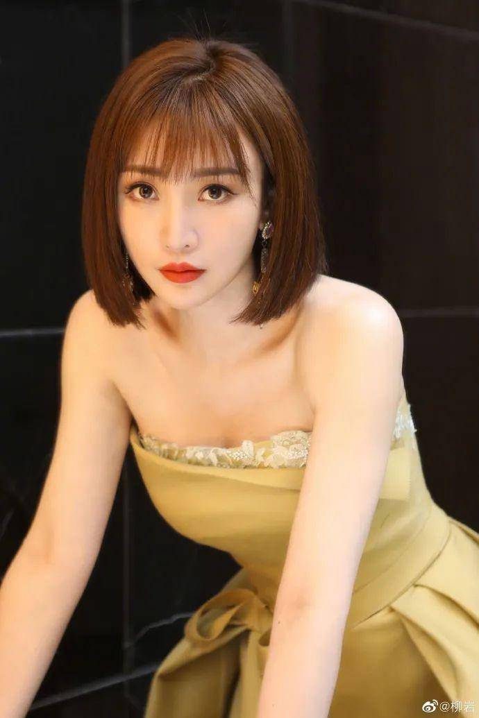 嫩黄色|柳岩穿嫩黄色抹胸裙秀性感魅力！雪肤娇嫩魔鬼曲线迷人