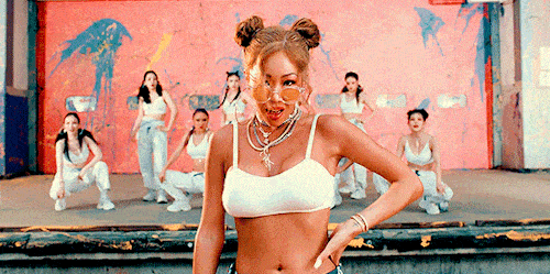 女性|被扇耳光、被要求直播露腿卖肉...这些女明星也太惨了！