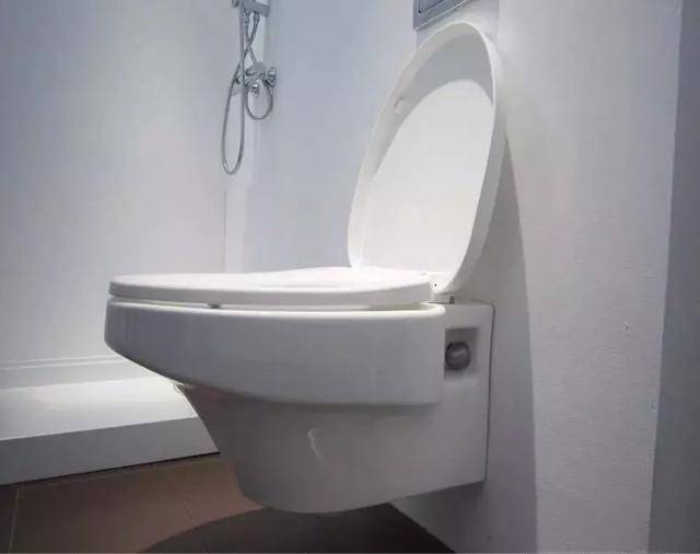 省地|越来越多人都不装老式马桶了，现在流行用它替代，好用又省地