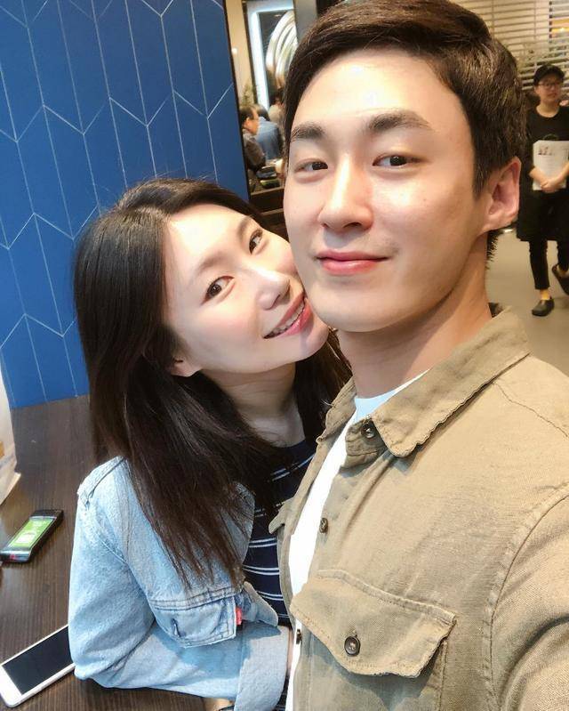 鲜肉|43岁韩国阿姨俘获小12岁鲜肉！爱穿抹胸紧身裙秀身材，不输卡戴珊