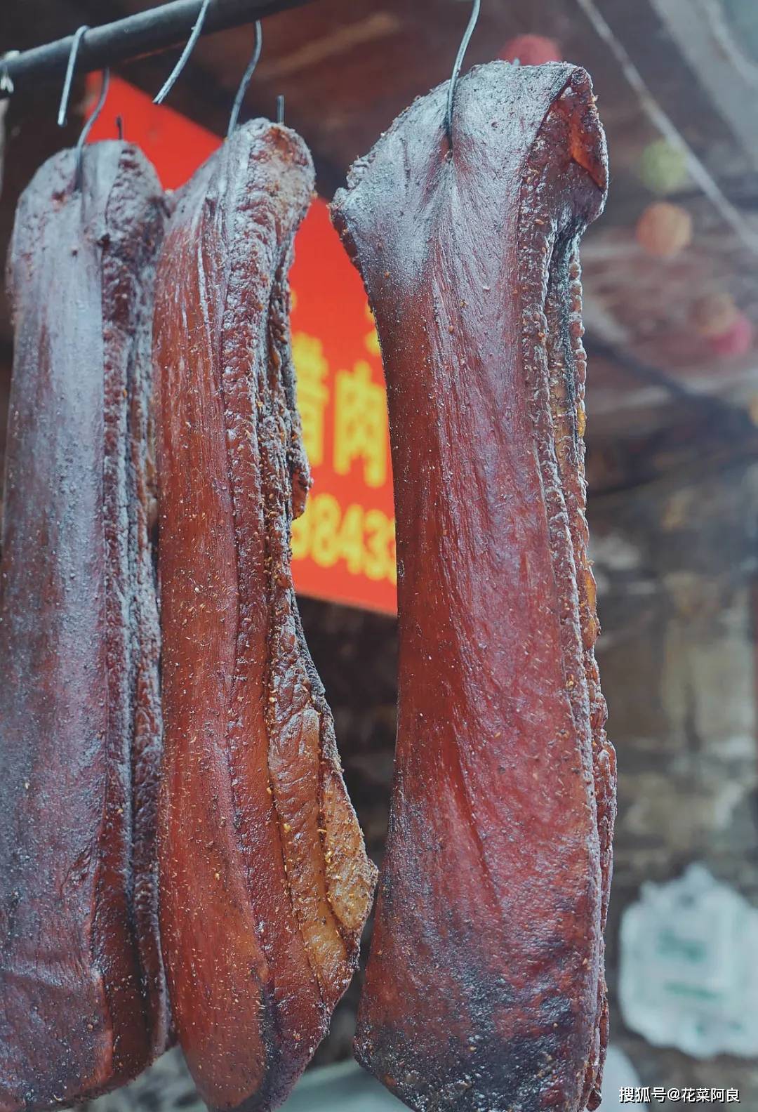 ▲　图为腊肉▲　图为干货沿路随处可见老人拿着凳子，坐在自家门前摆卖