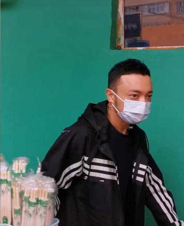 撒贝宁尼格买提录节目,与友人一路热聊,细节却遭质疑明星特权?