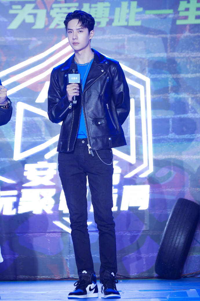 皮衣|王一博 黑色机车皮衣内搭蓝T，简简单单就很帅气