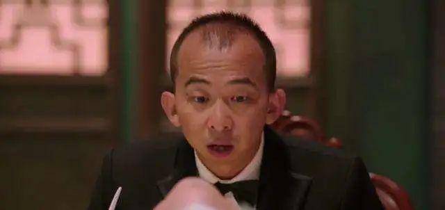 身材矮小演丑角20年，逆袭娶貌美娇妻，今成《最