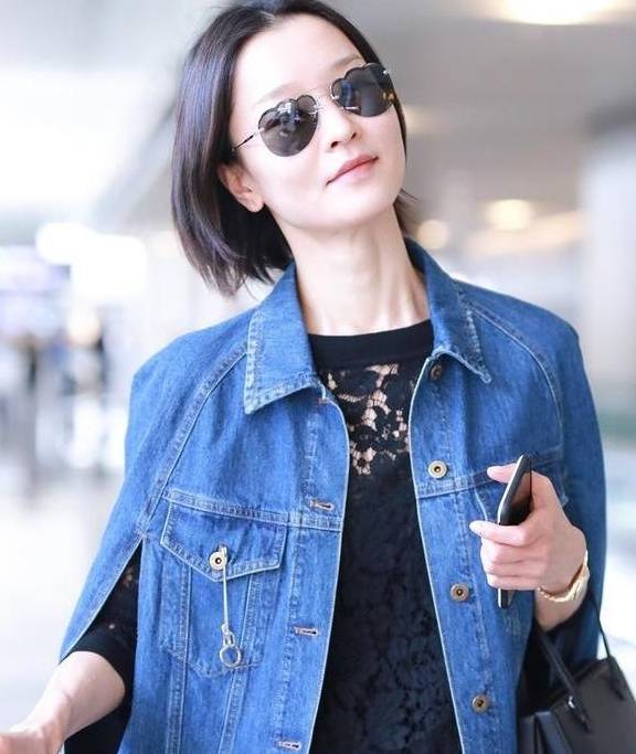 国模|国模杜鹃走机场,全黑造型好有年代感,比普通人还接地气