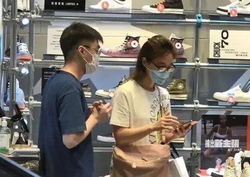 五官|还是香港老牌女星耐看，30年前的关咏荷和现在精致的五官无变化！