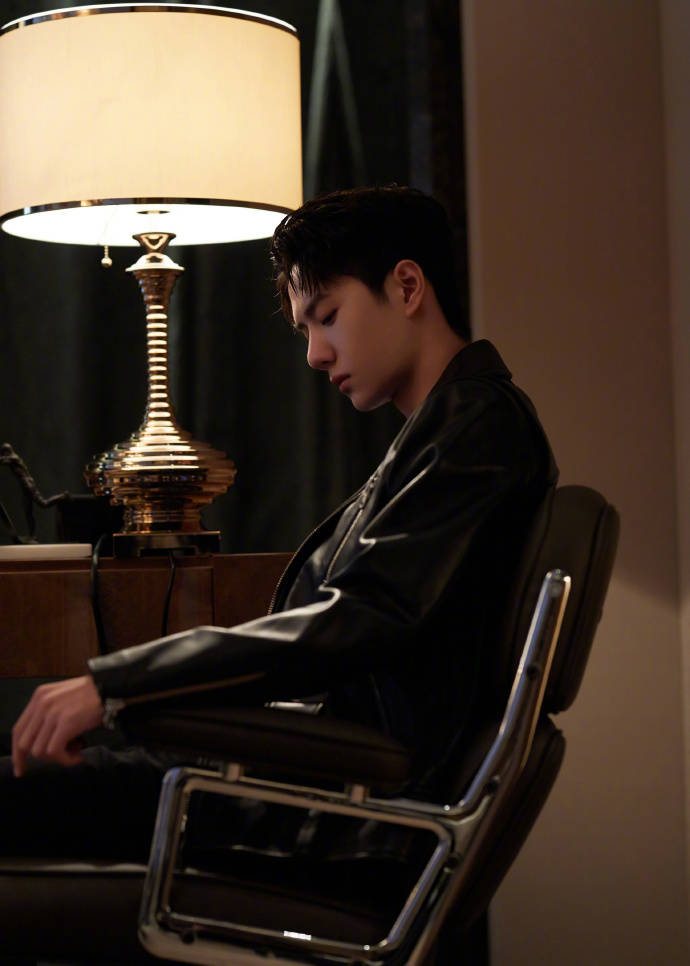 皮衣|王一博 黑色机车皮衣内搭蓝T，简简单单就很帅气