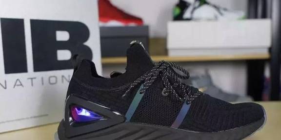 爆炸|国货逆天球鞋，脚感爆炸，送衣服还联名，发售价竟低于一千