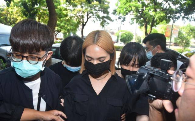 黄鸿升|原创杨丞琳挤笑敬业完成活动后现身黄鸿升灵堂，神情悲恸未发一言