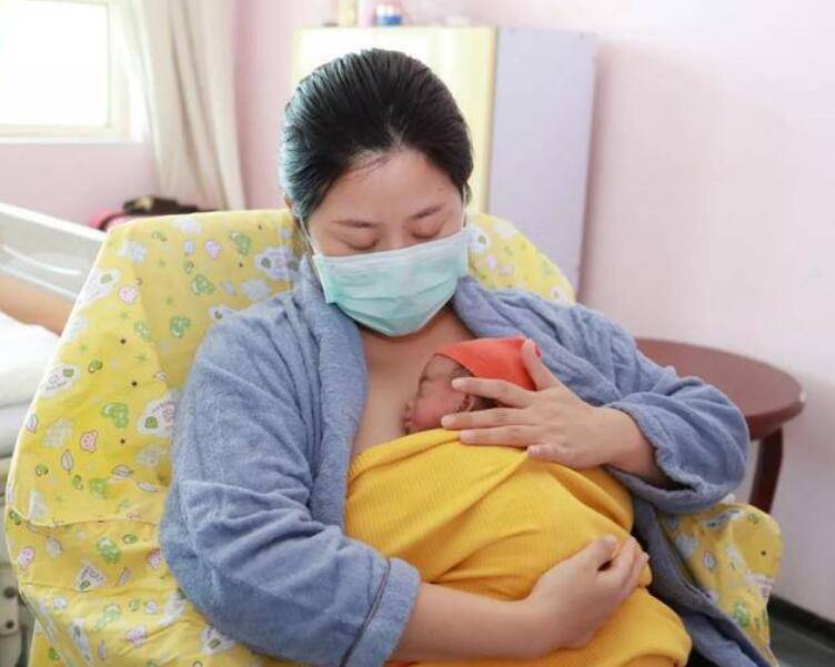 生完孩子前几天,宝妈做到四点,不愁孩子没奶吃_母乳