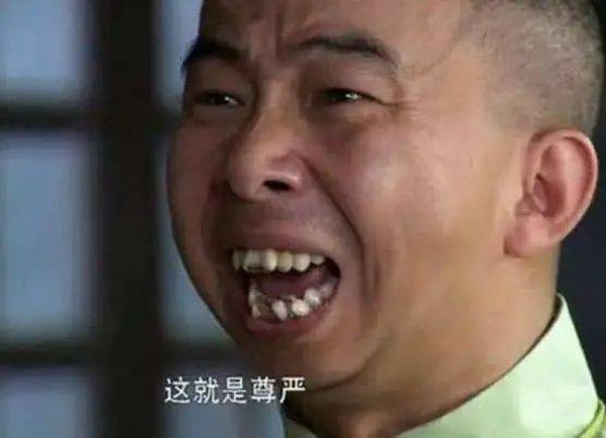 身材矮小演丑角20年，逆袭娶貌美娇妻，今成《最