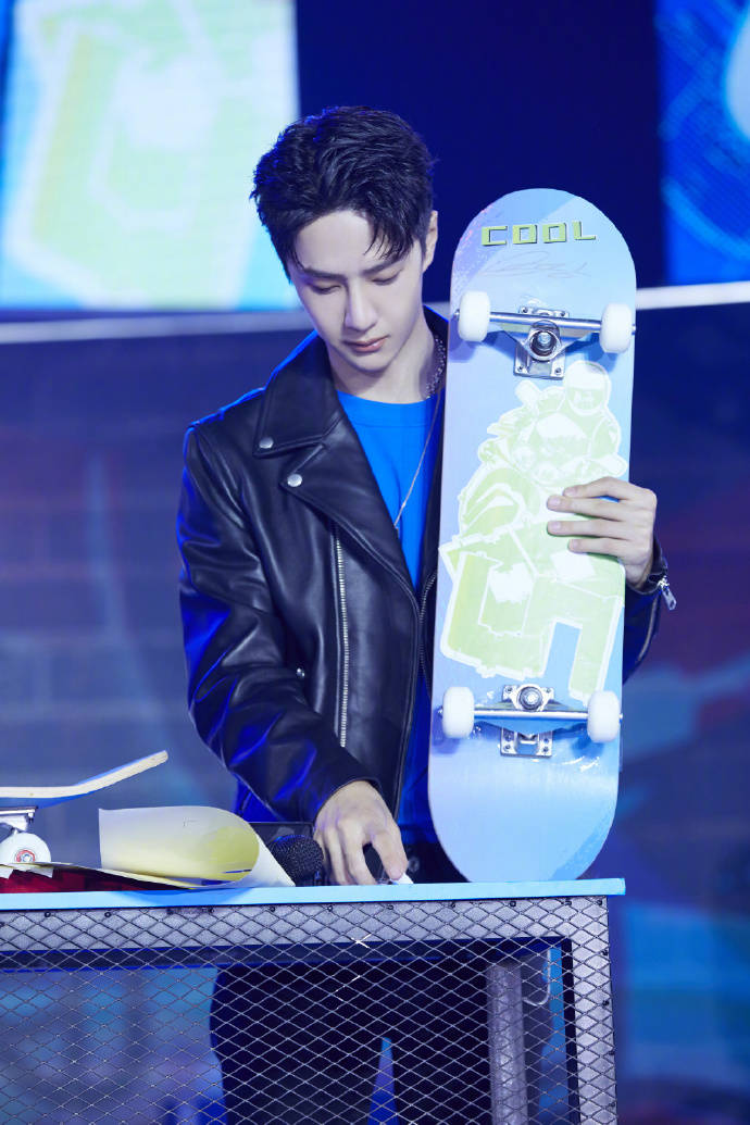 皮衣|王一博 黑色机车皮衣内搭蓝T，简简单单就很帅气