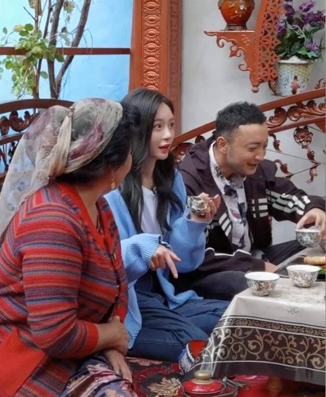 撒贝宁尼格买提录节目,与友人一路热聊,细节却遭质疑明星特权?