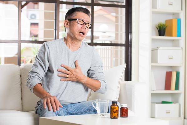 早起后，身体哪些异常是心梗“信号”，做好2件事，改善心梗
