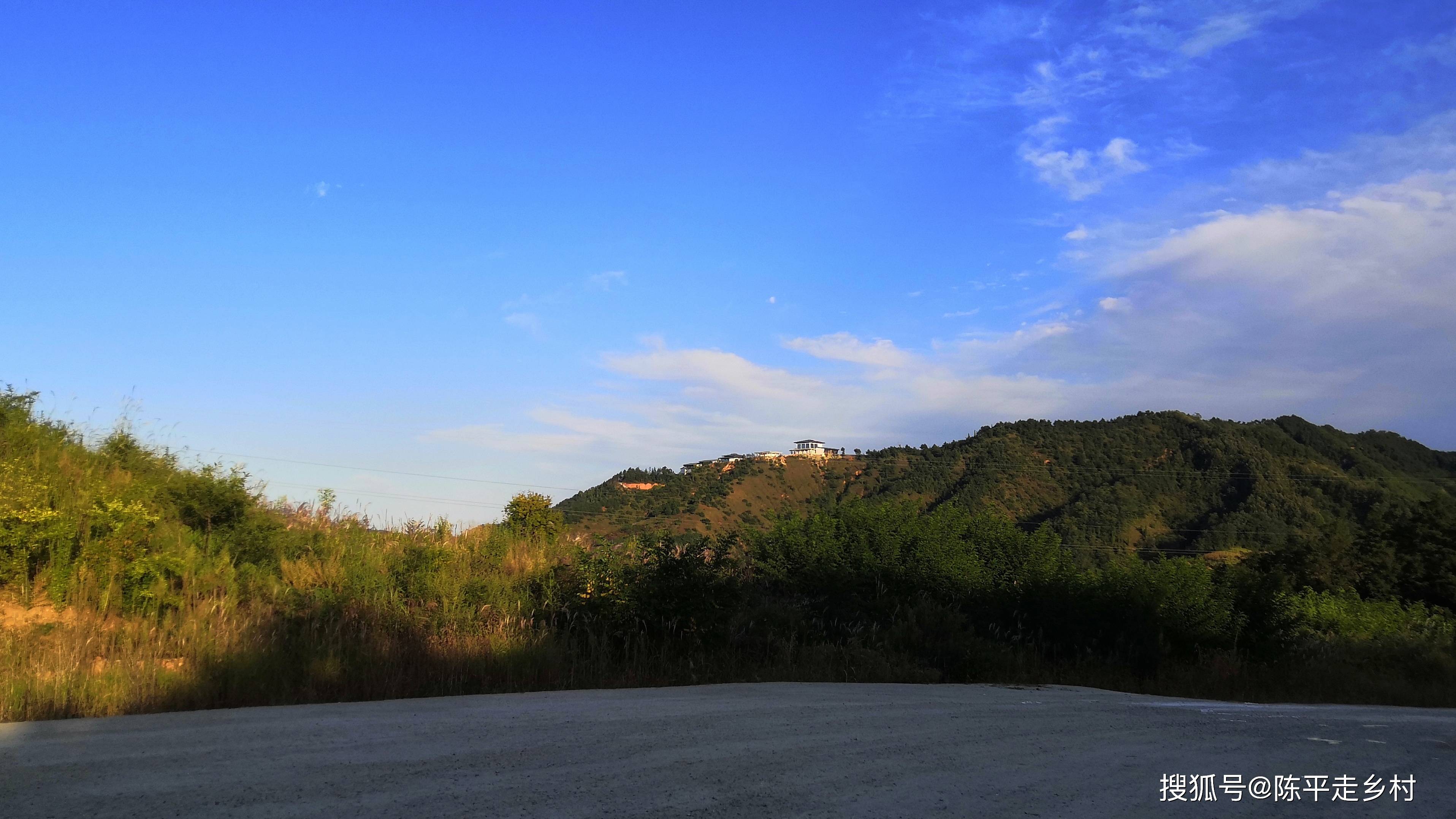 洛南县阳光庭园对面山头上有一架飞机，可能这里有大的开发项目_搜狐网