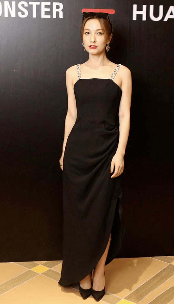 连衣裙|吴昕走红后气质开挂,穿黑色吊带连衣裙配墨镜,“巨星”气场强大