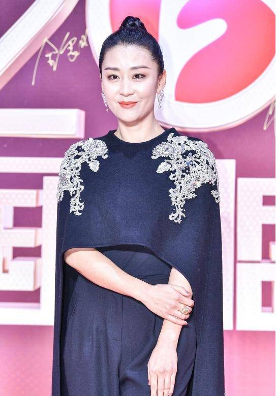 西装裤|苗圃真会穿衣服,披肩配西装裤女人味十足,高级又精致