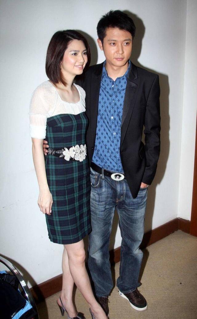 迪士尼|洪欣带儿女游迪士尼,穿紧身裤和儿子似情侣,女儿眉眼太像张丹峰