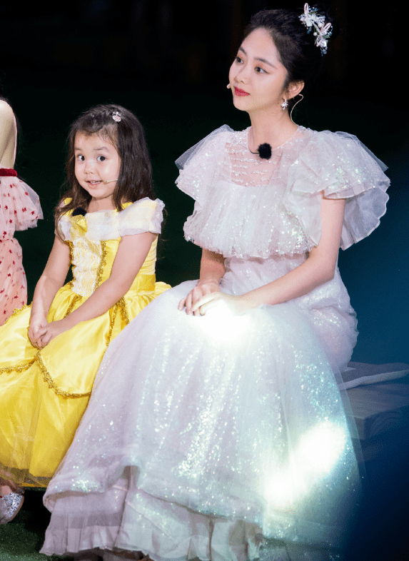 女孩|终于等到谭松韵穿公主裙，30岁仍如青春女孩，远甩郑爽几条街