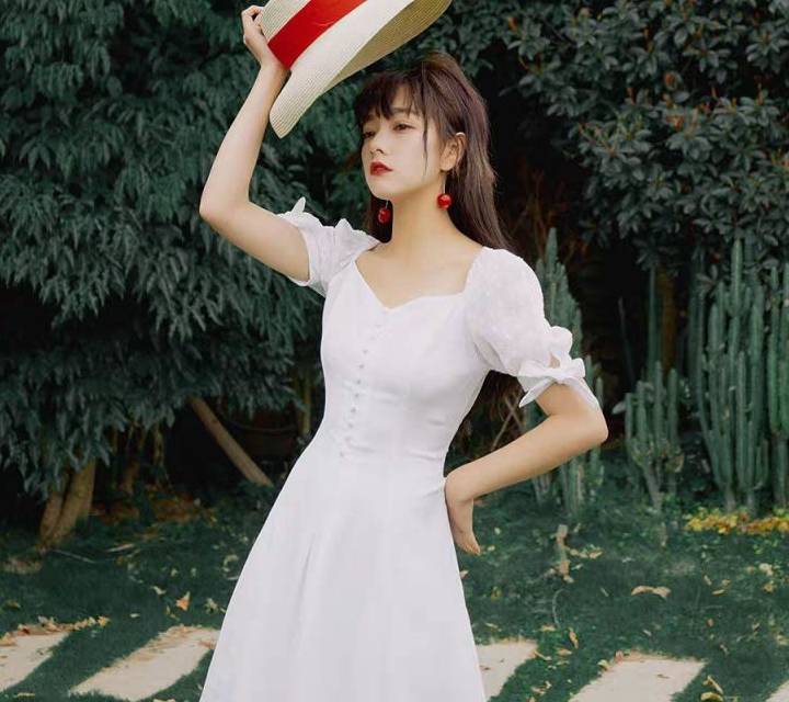 秋意浓|复古不等于老气，秋意浓浓的法式复古风已浪漫来袭，一条裙子搞定