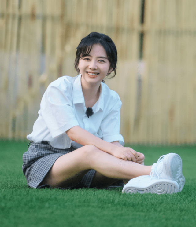 女孩|终于等到谭松韵穿公主裙，30岁仍如青春女孩，远甩郑爽几条街