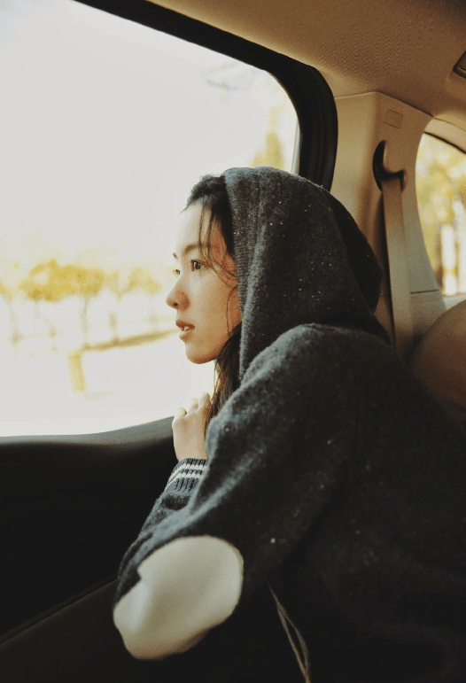 都灵|陈都灵树丛中拍照，被人“批”照片不清楚，难道是不自信？