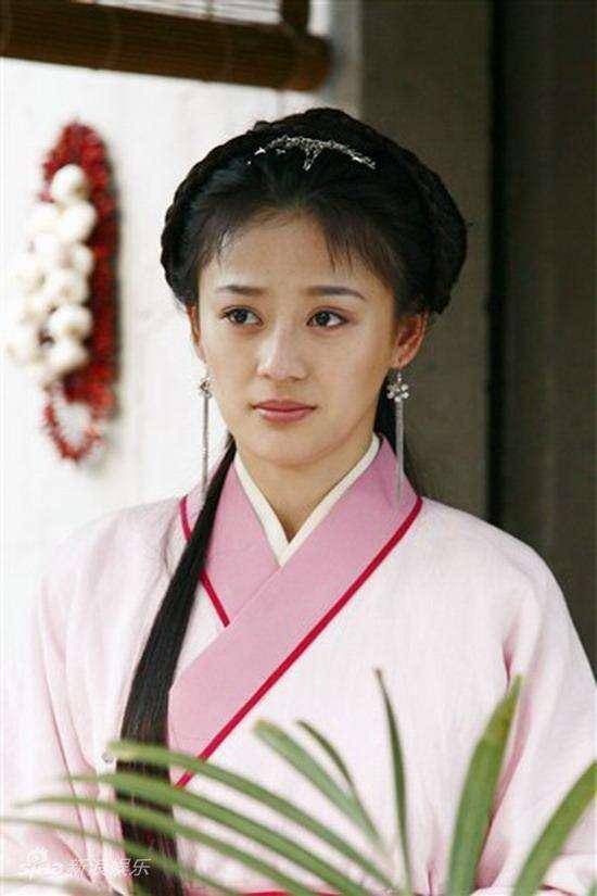 额头|工作室晒袁姗姗新照，额头肿胀很不自然，早已不是当初的样子