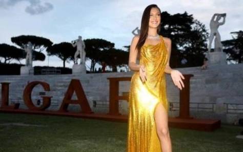 女性|多昂贵的礼服都不如一条小黑裙，比你想的更时髦，闪耀年底派对季