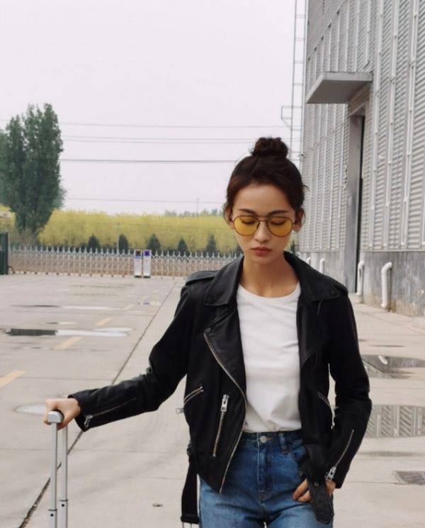 身躯|吴谨言私服穿搭超酷，瘦小身躯似驾驭不上，外套配牛仔裤是认真的？
