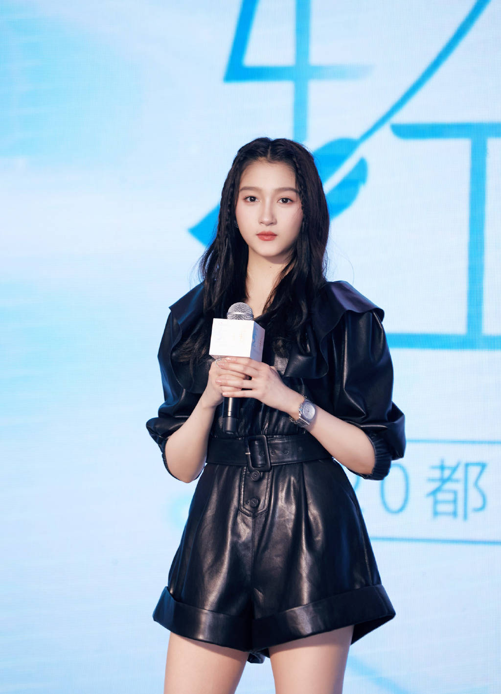 红色编发又添"辣味儿",金色大圆耳环酷感爆棚,确认过眼神,是一眼万年