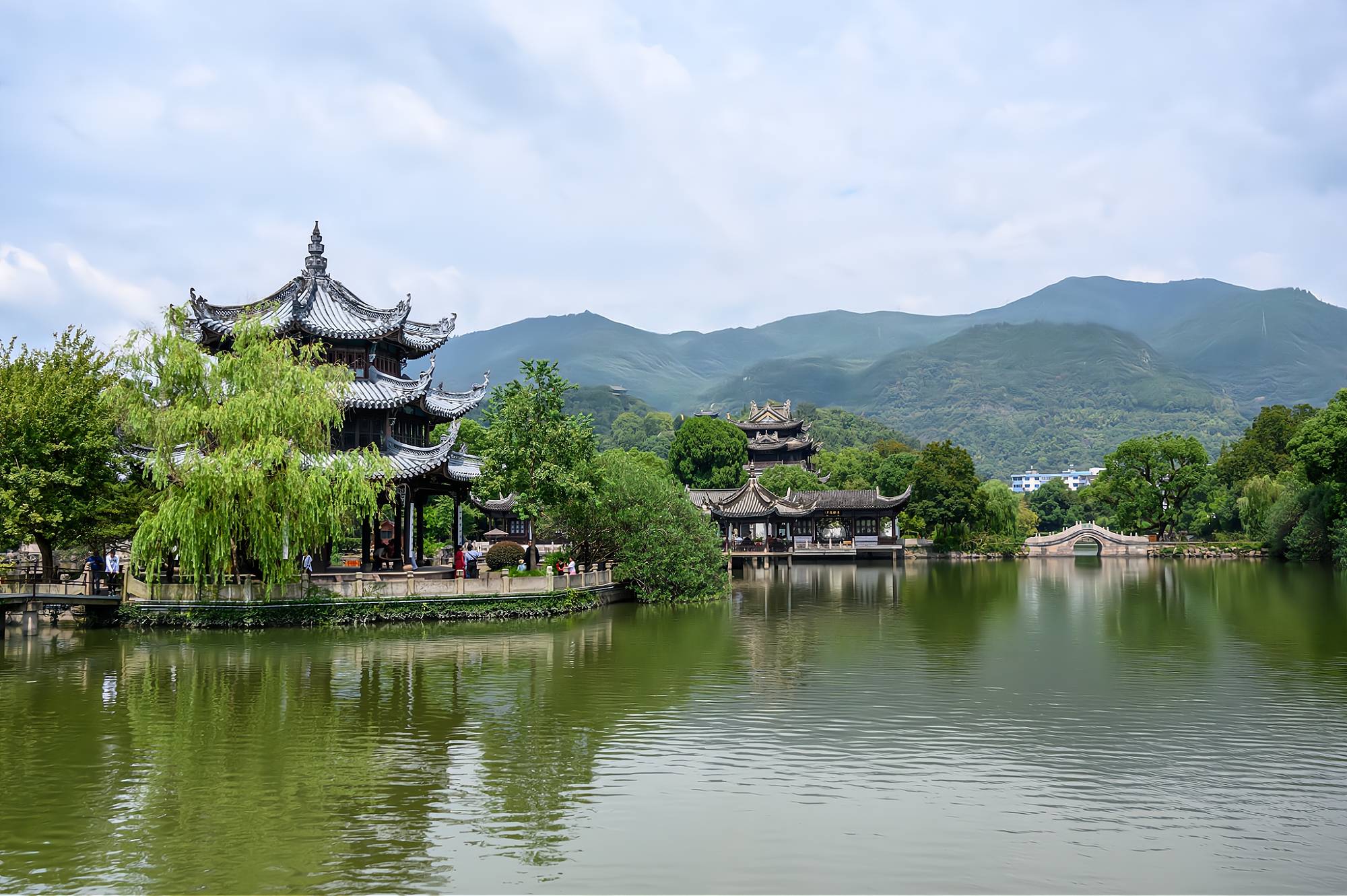 浙江临海的东湖,景色可媲美杭州西湖,被誉为"台州园林之首"