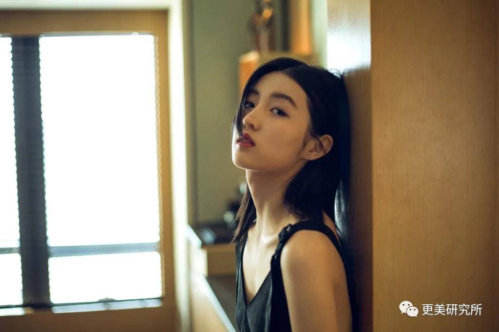 张子枫|曾被关晓彤秒成渣，如今“整容式”长大，削掉斜方肌后美翻