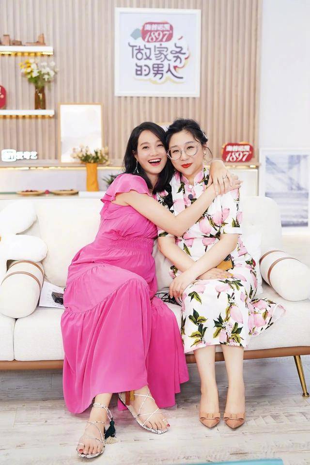 原创二胎朱丹上节目,孕妇装也能穿出时尚感,只见肚子大腿还是那么细