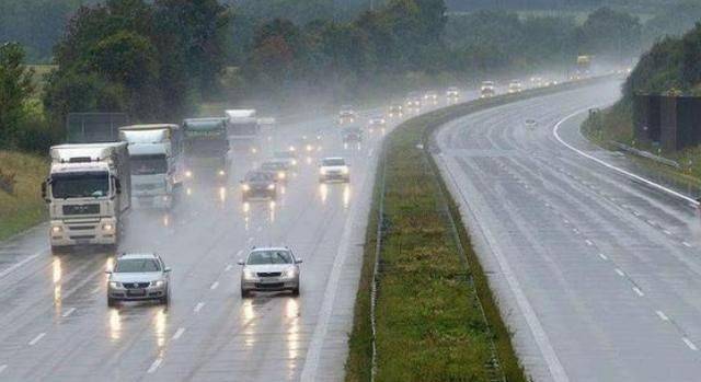 高速遇暴雨怎么办