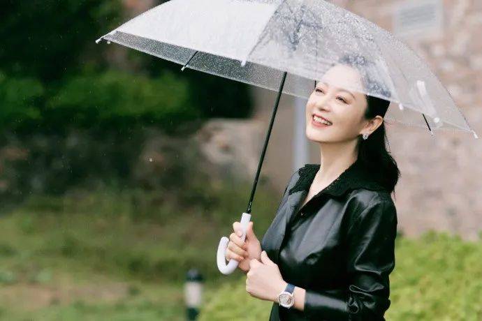 皮衣|51岁陈红穿皮衣撑伞凹造型，皮肤松弛眼神疲惫，大美人气质不再