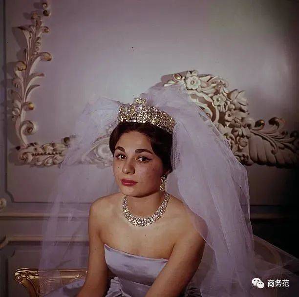 珠宝|最美“末代王后”坎坷一生：珠宝富可敌国，流亡后丈夫子女去世…