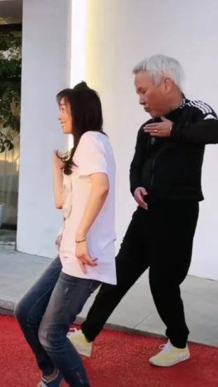 60岁林瑞阳现身工地监工,腰痛难忍走路靠拄拐