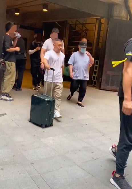郭德纲爱徒高鹤彩太孝顺！专车接送师傅出行，